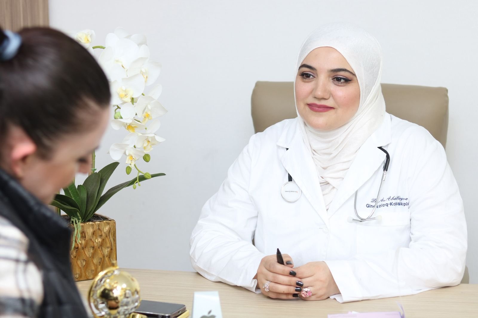 Onkoloq Ginekoloq Dr. Aytən Abdullayeva konsultasiya zamanı