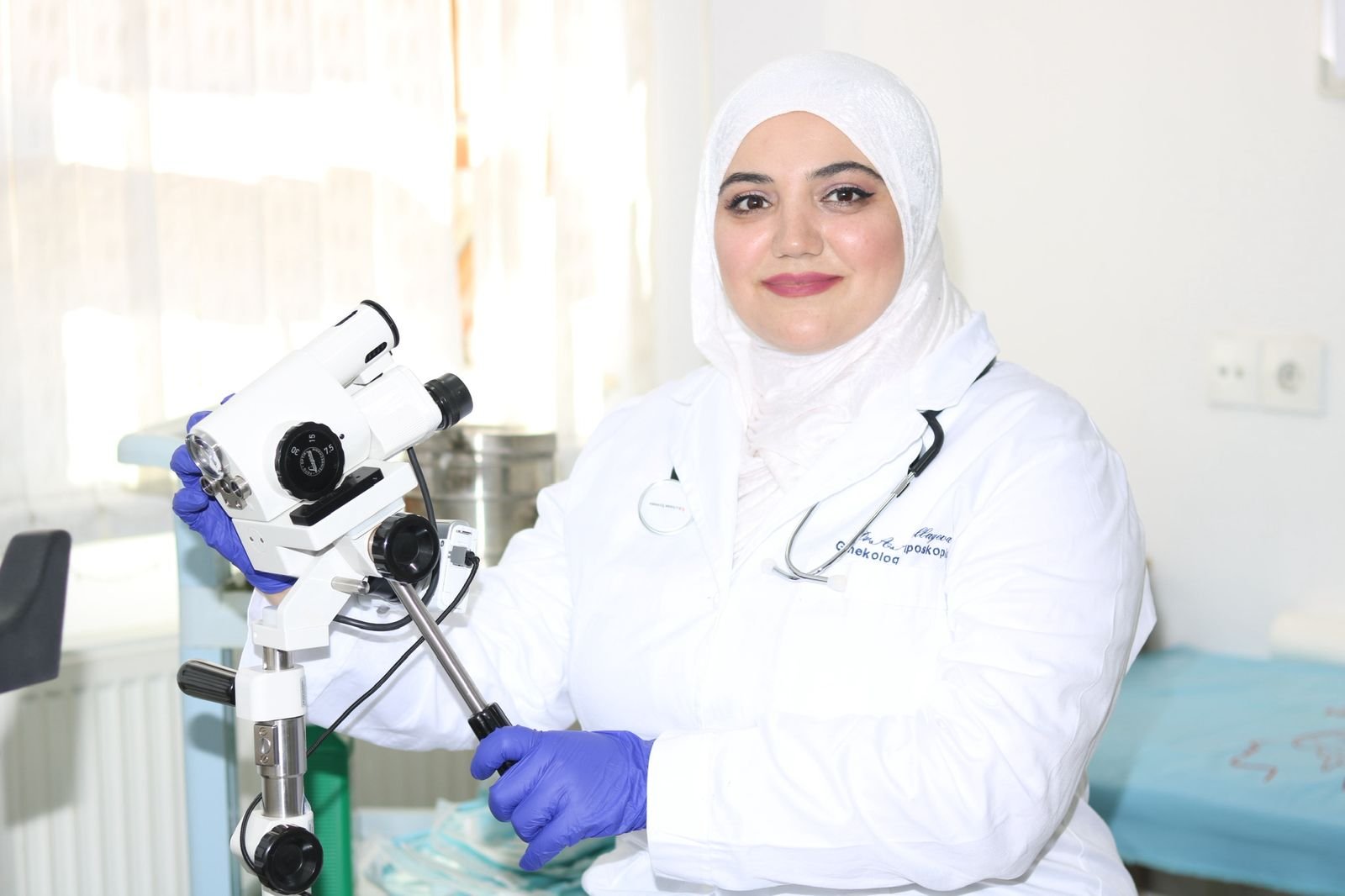 Onkoloq Ginekoloq Dr. Aytən Abdullayeva mikroskop